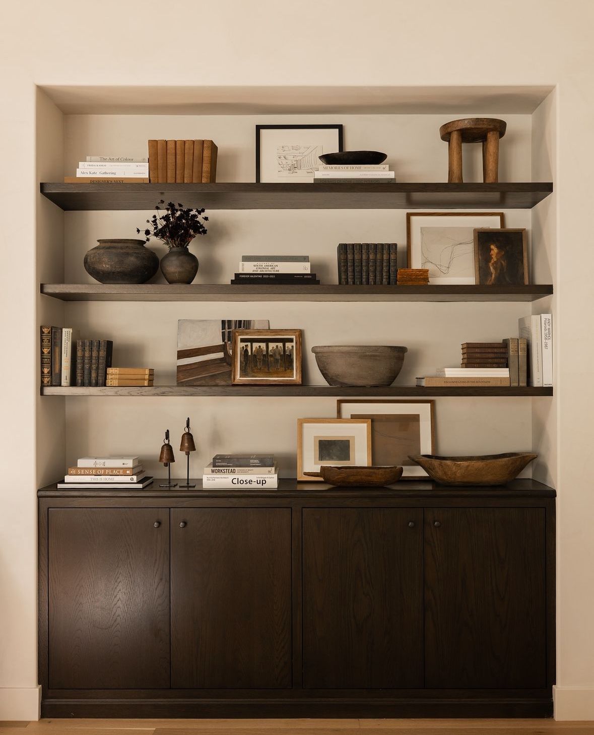 Estantería clásica con libros antiguos y adornos elegantes