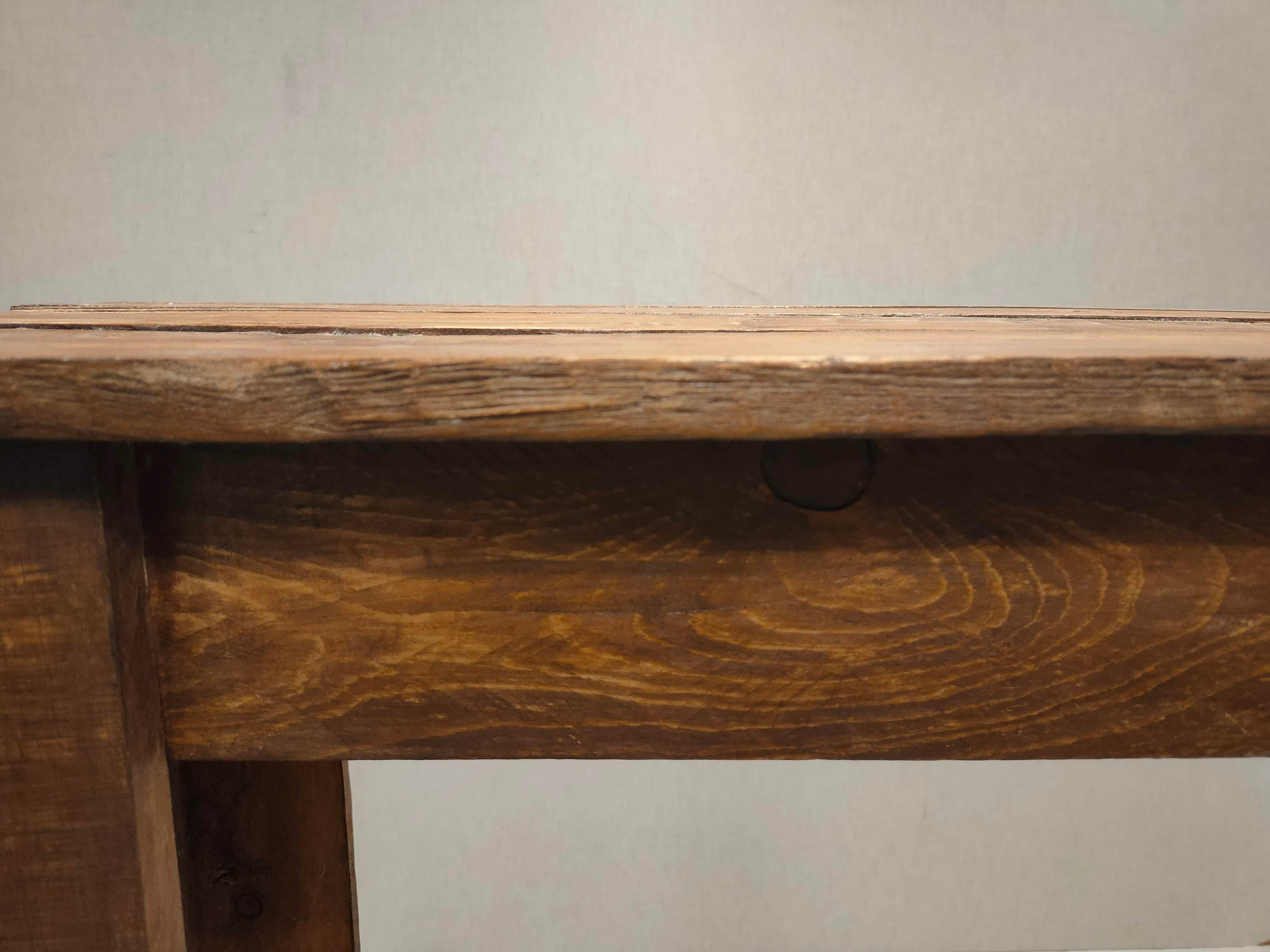 Consola estrecha de diseño en madera natural