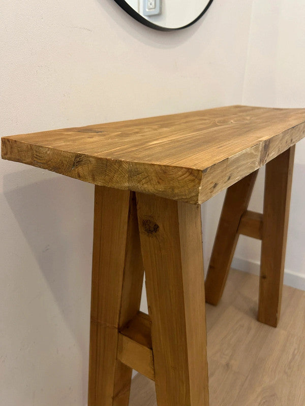 Mesa consola para recibidor en madera estilo wabi-sabi