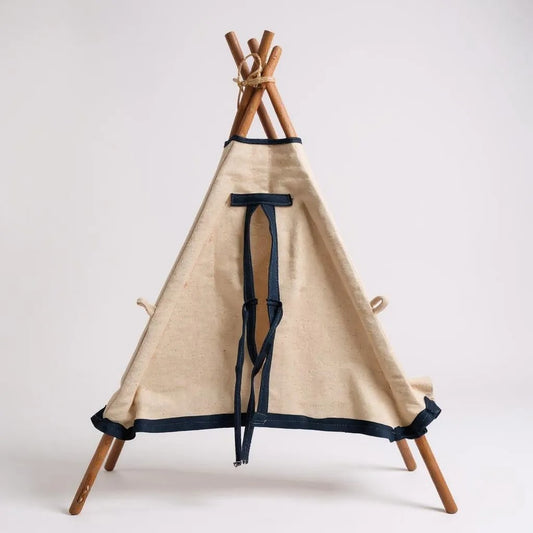 teepee para gatos con materiales naturales con puerta cerrada