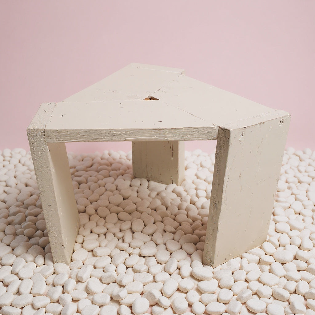 taburete decorativo en blanco tiza como base decorativa de plantas o mesita auxiliar