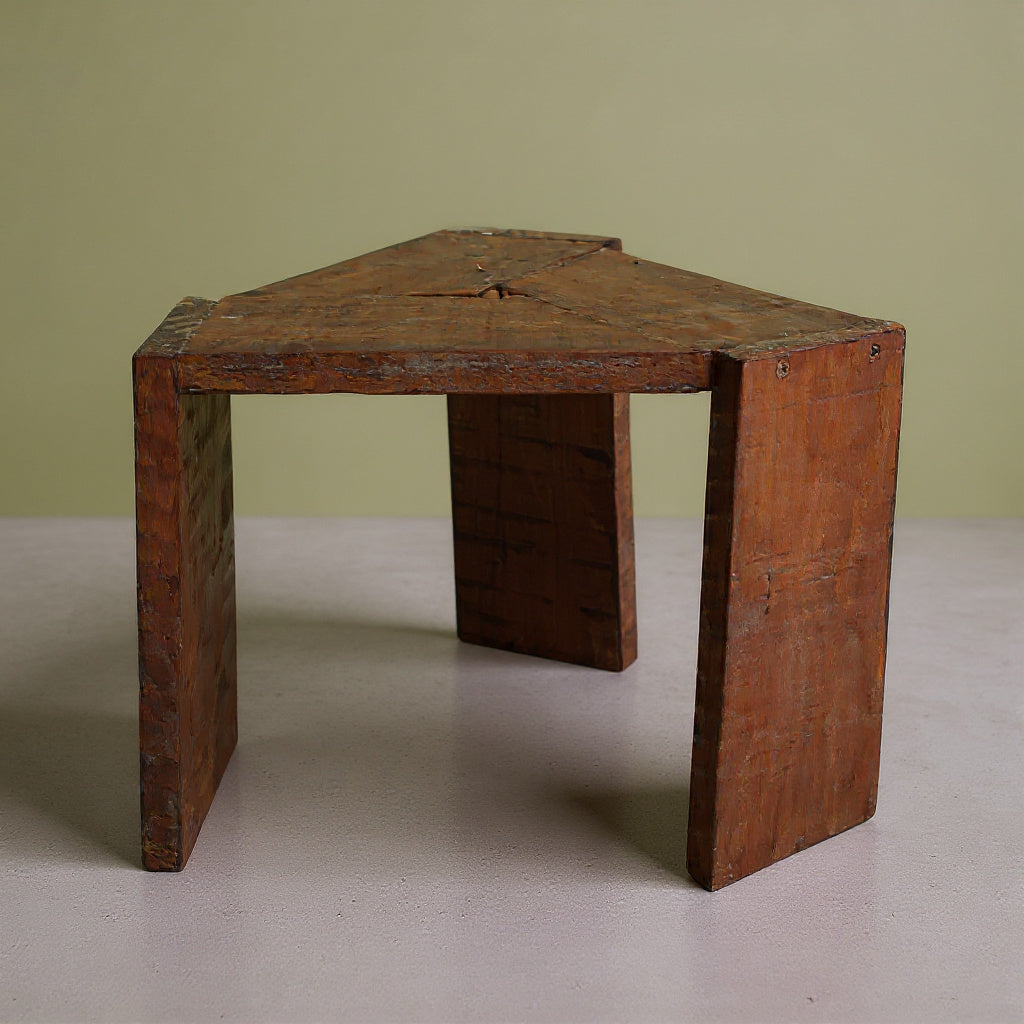 taburete tria de madera en tono roble oscuro elaborado artesanalmente en barcelona
