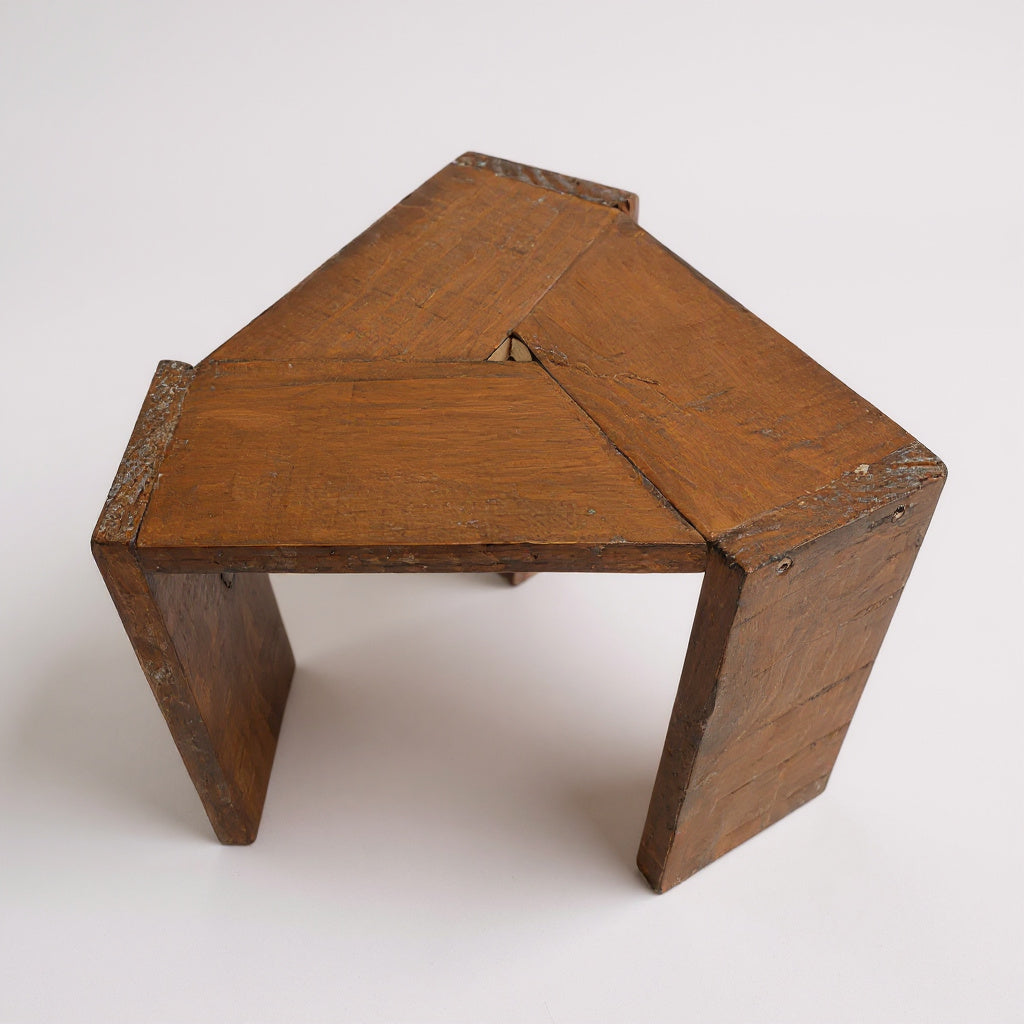Taburete pequeño de madera artesanal estilo wabi sabi