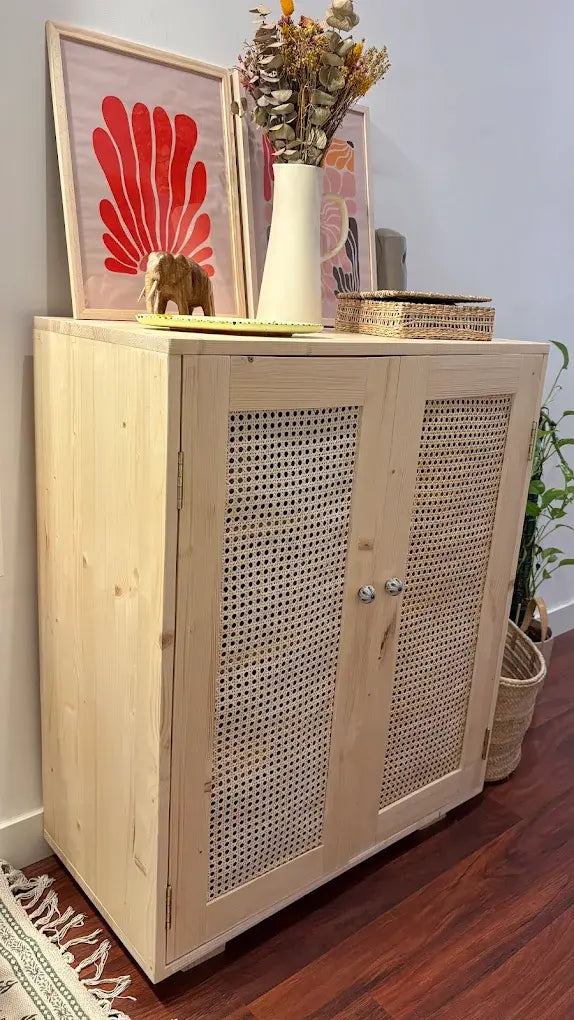 armario zapatero expositor en madera de abeto y rattan hecho a medida